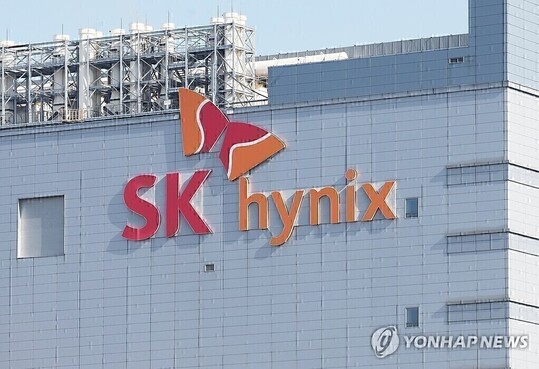 Smart Money Signals Concern as Top Investors Exit SK Hynix, Pivot to Samsung Electronics